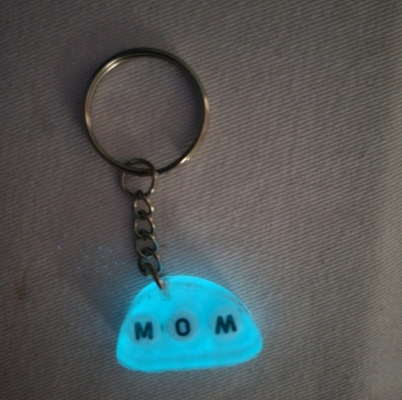 5/$25 Handmade Epoxy Resin Glow In The Dark Mom Keychain - Picture 1 of 2